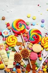 Crédence de cuisine en verre imprimé Bonbons bonbons avec de la gelée et du sucre. gamme colorée de différents bonbons et friandises pour enfants