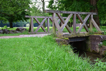 massive Br&uuml;cke aus Holz