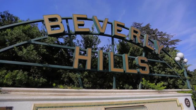close up shot of Beverly Hills sign in Beverly Gardens Park.