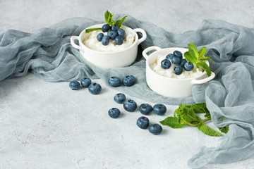Obraz na płótnie Canvas Vanilla rice pudding with fresh blueberries