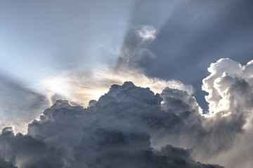 Verdunkelung des Himmels unmittelbar vor einem Gewitter