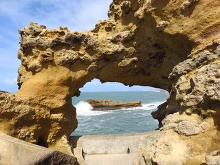 Arche naturelle de calcaire gréseux ocre à Biarritz (France)