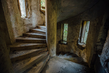Obraz premium Old spiral staircase in tower of abandoned mansion