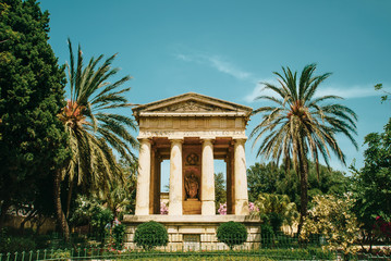 Obraz premium Monument with colums to Alexander Ballower in Barrakka public garden in old town of Valletta, Malta. Sunny summer day