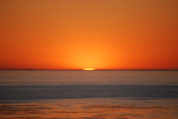 Fototapeta premium gorgeous orange sunset in laguna beach california