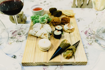 Hot and cold wedding snacks for the guests at the reception