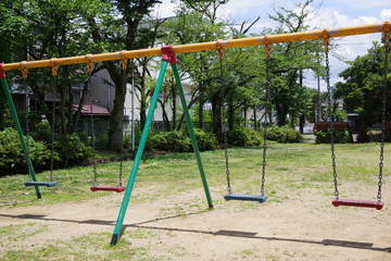 公園のブランコで遊ぶ男の子