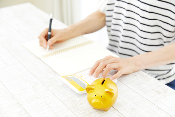 女性　ノート　書く