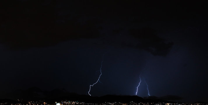 Storm and lightning under the city - Rel&acirc;mpagos e raios na cidade