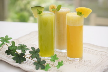 パイナップル・メロン・バナナのスムージー