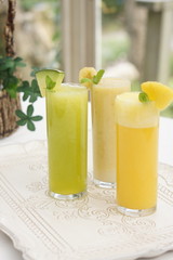 パイナップル・メロン・バナナのスムージー