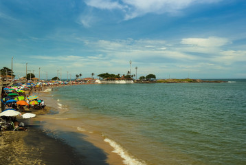 Fototapeta na wymiar Crowded beach - The black sand's beach in carnival - Praia lotada - Guarapari - Brazil (Praia Areia Preta em Guarapari)