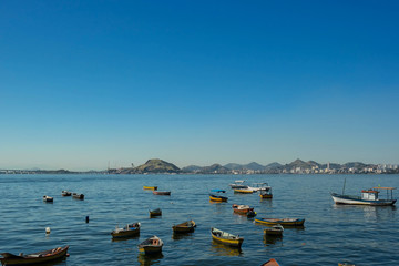 Lull: calm sea and boats (Calmaria: Mar calmo e barquinhos) - Baía de Guanabara