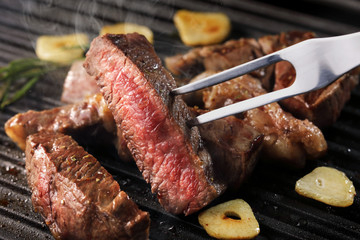 ビーフステーキ　Grilled beef steak © Nishihama