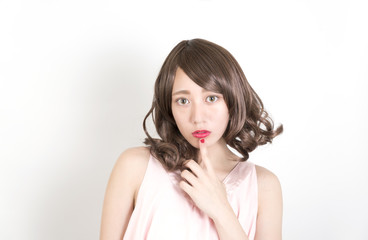 Naklejka premium 女性・見つめる