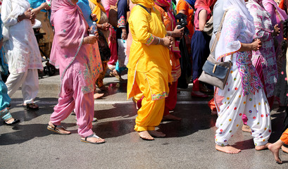 Naklejka premium barefoot women at a Sikh religious parade