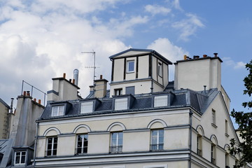 Fototapeta na wymiar Petite maison sur le toit. Immeuble ancien.