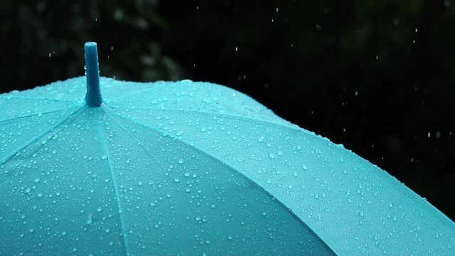 傘から流れ落ちる雨粒