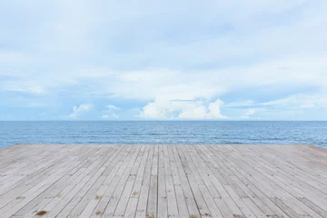Fototapete Meer / Ozean leerer Holzdeckpier mit Meerblick Hintergrund ruhig und ruhig