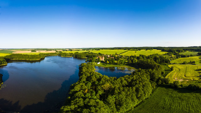 Hotel Schloss Ulrichshusen mit Ulrichshuser See, Schwinkendorf, Mecklenburgische Seenplatte, Mecklenburg-Vorpommern, Deutschland