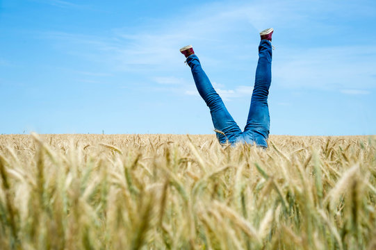 Kopfloser Mann im Kornfeld