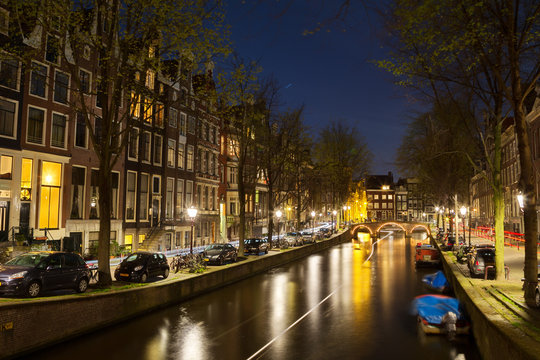 Nachtaufnahme der Leidsegracht in Amsterdam, Niederlande im Frühling.