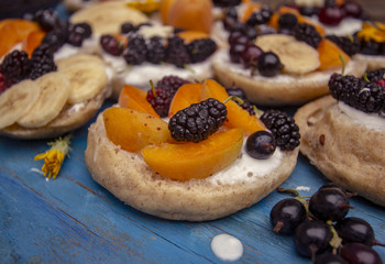 бутерброд с ягодами и фруктами 