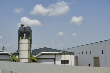 Obraz premium Big industrial warehouse building
