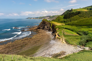 Geoparque de la Costa Vasca en la playa de Sakoneta, País Vasco, España