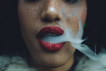 Crédence de cuisine en verre imprimé Fumée Femme fumant, gros plan sur la fumée et la bouche