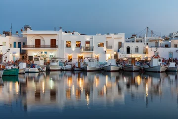 Crédence de cuisine en verre imprimé Porte Le port de Naoussa à Paros le soir avec ses tavernes et bars illuminés, Cyclades, Grèce