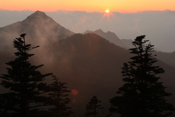 志賀高原　横手山からの笠ヶ岳と夕日