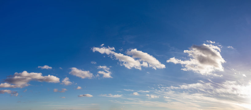 Himmel Hintergrund Panorama mit weißen Wolken