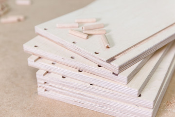 Holzbretter und Holzdübel