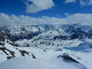 Fototapeta na wymiar beautiful early spring skitouring in otztal alps