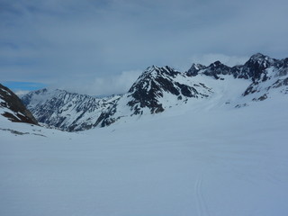 Obraz premium beautiful early spring skitouring in otztal alps