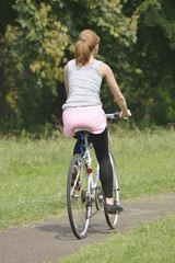 Fototapeta na wymiar サイクリングを楽しむ女性