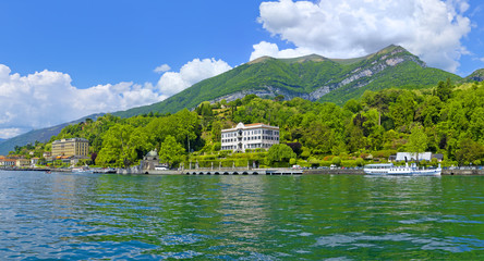 Panoramablick vom Comer See auf die Villa Carlotta und Park mit Ausflugsboot