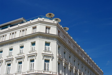 Obraz premium Hôtel et parasols