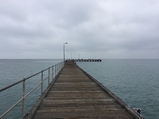 Obraz premium Pier to horizon on overcast day