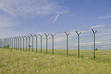 Fototapeta premium Neu errichteter Grenzzaun