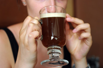 Jeune femme buvant un café