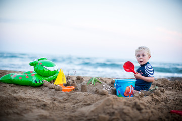 Junge spielt am Strand