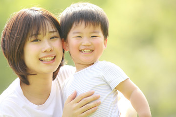 笑顔の親子