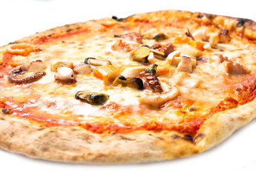 Pizza con frutti di mare 