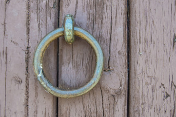 Argolla en una puerta/argolla de hierro sobre un fondo de tablas madera