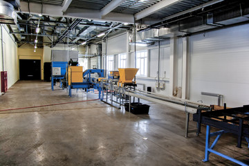 Automatic filling and seeding line for growing containerized seedlings of decorative plants in greenhouse nursery