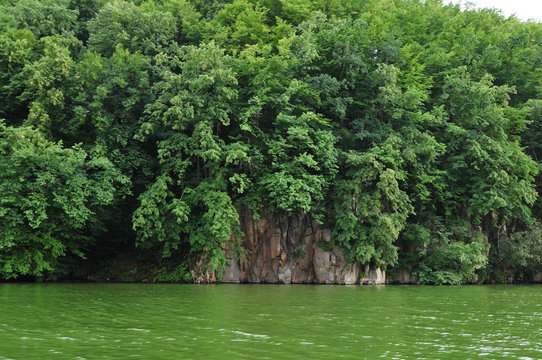 Felsen am Ufer Teterev in Schytomyr, Ukraine