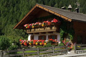 Haus mit Blumenschmuck in Vals in Südtirol
