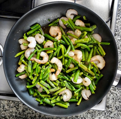 Cooking of green beans and shrimps